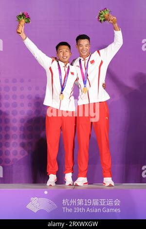 (230927) -- NINGBO, 27. September 2023 (Xinhua) -- die Goldmedaillengewinner Wen Zaiding/Liu Tian (R) aus China nehmen an der Preisverleihung des Men's Skiff 49er Race of Sailing bei den 19. Asienspielen in Ningbo, ostchinesische Provinz Zhejiang, 27. September 2023, Teil. (Xinhua/Zhang Tao) Stockfoto