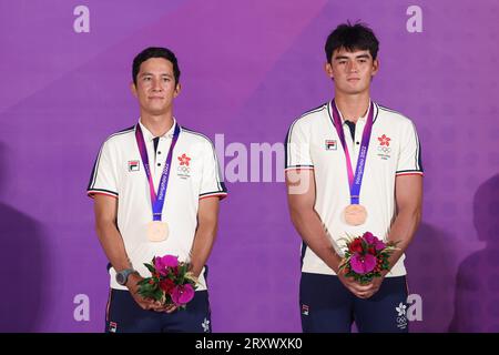 (230927) -- NINGBO, 27. September 2023 (Xinhua) -- die Bronzemedaillengewinner Akira Luke Sakai/Russell Williams Aylsworth aus Hongkong nehmen an der Preisverleihung des Men's Skiff 49er Race of Sailing bei den 19. Asienspielen in Ningbo, Ostchinas Provinz Zhejiang, 27. September 2023, Teil. (Xinhua/Zhang Tao) Stockfoto