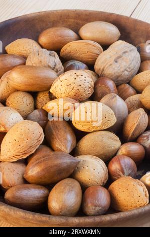 Holzschale mit einer Mischung ganzer Nüsse. - John Gollop Stockfoto