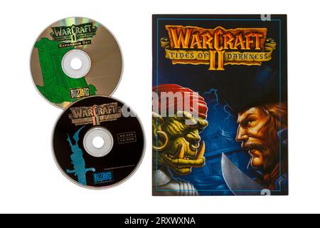 Warcraft II Tides of Darkness Deluxe-Edition Computerspiel, Buch und Discs isoliert auf weißem Hintergrund Stockfoto