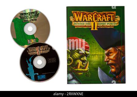 Warcraft II Tides of Darkness Deluxe-Computerspiel, Warcraft II Beyond the Dark Portal Buch und Discs isoliert auf weißem Hintergrund Stockfoto