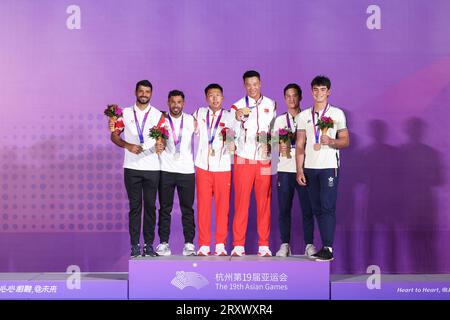 (230927) -- NINGBO, 27. September 2023 (Xinhua) -- Silbermedaillengewinner von Oman, Goldmedaillengewinner von China und Bronzemedaillengewinner von Chinas Hongkong (L bis R) nehmen an der Verleihungszeremonie des Men's Skiff 49er Race of Sailing bei den 19. Asienspielen in Ningbo, ostchinesische Provinz Zhejiang, am 27. September 2023 Teil. (Xinhua/Zhang Tao) Stockfoto