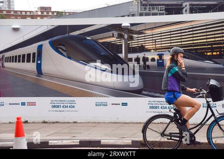 27. September 2023, London, England, UK: Ein Radfahrer passiert die Baustelle HS2 am Bahnhof Euston. Die Hochgeschwindigkeitsstrecke 2 ist weiterhin mit Problemen behaftet, da sich Berichte ergeben, dass die Regierung die Strecke von Birmingham nach Manchester aufgrund der steigenden Kosten abschneiden könnte. (Bild: © Vuk Valcic/ZUMA Press Wire) NUR REDAKTIONELLE VERWENDUNG! Nicht für kommerzielle ZWECKE! Stockfoto