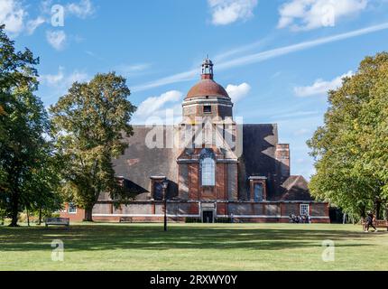 The Free Church in Hampstead Garden, Barnet, London. Es wurde nach einem Entwurf von Sir Edwin Lutyens ab 1911 gebaut. Stockfoto