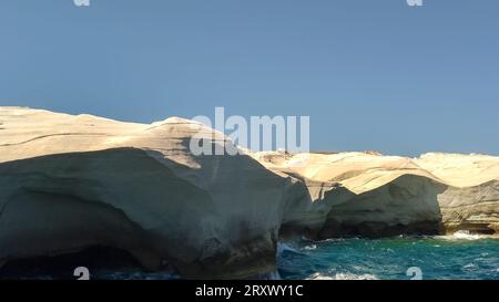 Blick auf die weißen Felsformationen des Sarakiniko Strandes auf der Insel Milos Stockfoto