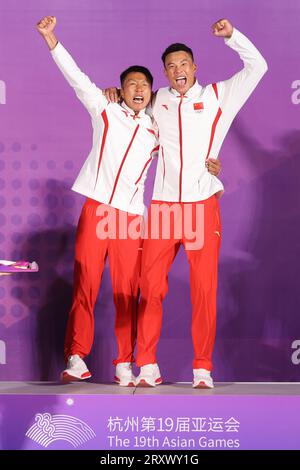 (230927) -- NINGBO, 27. September 2023 (Xinhua) -- die Goldmedaillengewinner Wen Zaiding/Liu Tian (R) aus China nehmen an der Preisverleihung des Men's Skiff 49er Race of Sailing bei den 19. Asienspielen in Ningbo, ostchinesische Provinz Zhejiang, 27. September 2023, Teil. (Xinhua/Zhang Tao) Stockfoto