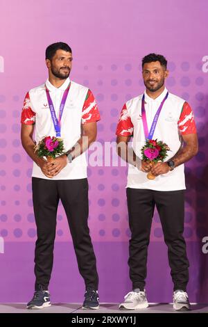 (230927) -- NINGBO, 27. September 2023 (Xinhua) -- die Silbermedaillengewinner Musab Mohammed Sulaiyam Al Hadi/Waleed Issa Al-Habashi Al-Kendi aus Oman nehmen an der Verleihungszeremonie des Men's Skiff 49er Race of Sailing bei den 19. Asienspielen in Ningbo, Ostchinesische Provinz Zhejiang, 27. September 2023, Teil. (Xinhua/Zhang Tao) Stockfoto