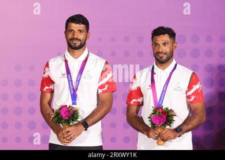 (230927) -- NINGBO, 27. September 2023 (Xinhua) -- die Silbermedaillengewinner Musab Mohammed Sulaiyam Al Hadi/Waleed Issa Al-Habashi Al-Kendi aus Oman nehmen an der Verleihungszeremonie des Men's Skiff 49er Race of Sailing bei den 19. Asienspielen in Ningbo, Ostchinesische Provinz Zhejiang, 27. September 2023, Teil. (Xinhua/Zhang Tao) Stockfoto