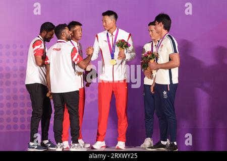 (230927) -- NINGBO, 27. September 2023 (Xinhua) -- Silbermedaillengewinner von Oman, Goldmedaillengewinner von China und Bronzemedaillengewinner von Chinas Hongkong (L bis R) nehmen an der Verleihungszeremonie des Men's Skiff 49er Race of Sailing bei den 19. Asienspielen in Ningbo, ostchinesische Provinz Zhejiang, am 27. September 2023 Teil. (Xinhua/Zhang Tao) Stockfoto