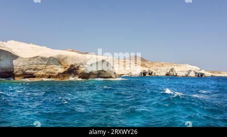 Blick auf die weißen Felsformationen des Sarakiniko Strandes auf der Insel Milos. Stockfoto