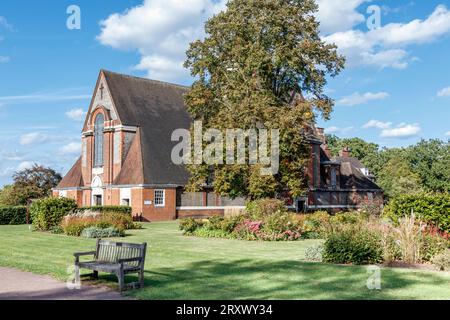 The Free Church in Hampstead Garden, Barnet, London. Es wurde nach einem Entwurf von Sir Edwin Lutyens ab 1911 gebaut. Stockfoto