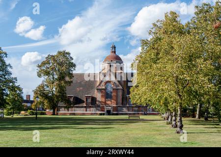 The Free Church in Hampstead Garden, Barnet, London. Es wurde nach einem Entwurf von Sir Edwin Lutyens ab 1911 gebaut. Stockfoto