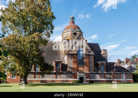 The Free Church in Hampstead Garden, Barnet, London. Es wurde nach einem Entwurf von Sir Edwin Lutyens ab 1911 gebaut. Stockfoto