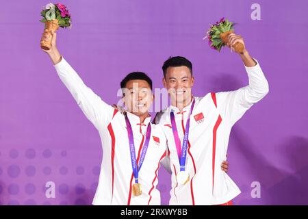 (230927) -- NINGBO, 27. September 2023 (Xinhua) -- die Goldmedaillengewinner Wen Zaiding/Liu Tian (R) aus China nehmen an der Preisverleihung des Men's Skiff 49er Race of Sailing bei den 19. Asienspielen in Ningbo, ostchinesische Provinz Zhejiang, 27. September 2023, Teil. (Xinhua/Zhang Tao) Stockfoto