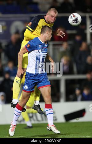 Solihull Moors' Mark Beck stellt sich am Dienstag, den 26. September 2023, im Victoria Park, Hartlepool gegen Zak Johnson aus Hartlepool United im Spiel der Vanarama National League zwischen Hartlepool United und Solihull Moors. (Foto: Mark Fletcher | MI News) Stockfoto