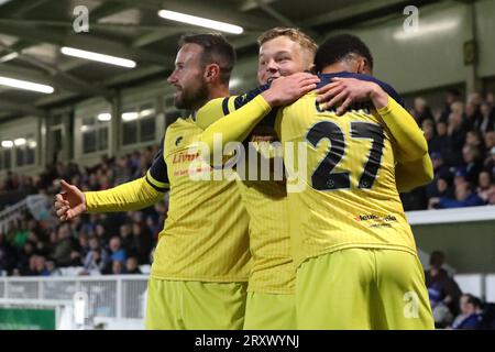 Joe Newton von Solihull Moors feiert mit Kade Craig, nachdem er am Dienstag, den 26. September 2023, ihr erstes Tor beim Spiel der Vanarama National League zwischen Hartlepool United und Solihull Moors im Victoria Park in Hartlepool erzielt hat. (Foto: Mark Fletcher | MI News) Stockfoto