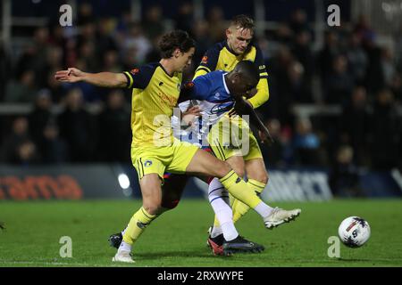 Josh Umerah von Hartlepool United kämpft am Dienstag, den 26. September 2023, mit James Clarke von Solihull Moors während des Spiels der Vanarama National League zwischen Hartlepool United und Solihull Moors im Victoria Park in Hartlepool. (Foto: Mark Fletcher | MI News) Stockfoto