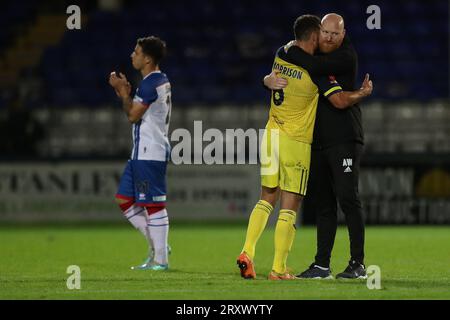 Andy Whing, Manager der Solihull Moors, umarmt Kyle Morrison nach dem Sieg im Spiel der Vanarama National League zwischen Hartlepool United und Solihull Moors im Victoria Park, Hartlepool am Dienstag, den 26. September 2023. (Foto: Mark Fletcher | MI News) Stockfoto