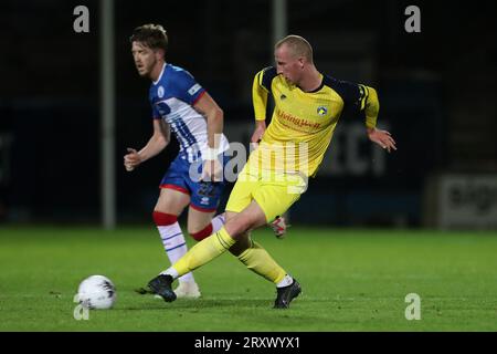 Solihull Moors' Mark Beck in Aktion mit Tom Crawford von Hartlepool United während des Spiels der Vanarama National League zwischen Hartlepool United und Solihull Moors im Victoria Park, Hartlepool am Dienstag, den 26. September 2023. (Foto: Mark Fletcher | MI News) Stockfoto