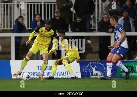 Solihull Moors' James Clarke in Aktion mit Kade Craig und Hartlepool United's David Ferguson während des Vanarama National League-Spiels zwischen Hartlepool United und Solihull Moors im Victoria Park, Hartlepool am Dienstag, den 26. September 2023. (Foto: Mark Fletcher | MI News) Stockfoto