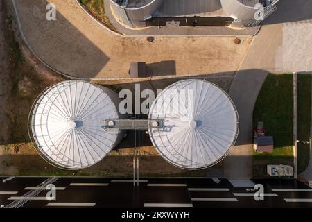 Drohnenfotografie von 2 großen Stahlrohrtanks in einem Lagerkomplex während des Sommers. Stockfoto