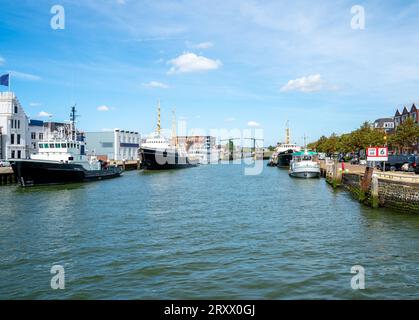 Schlepper und Kreuzfahrtschiffe im Hafen von Maassluis bei Rotterdam, Niederlande Stockfoto