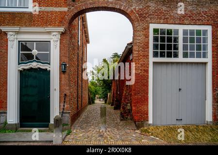 Kleine Gasse im mittelalterlichen Zentrum der Stadt Veere, Niederlande Stockfoto