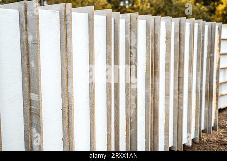 Gebäudekonstruktion eines Holzrahmenhauses aus strukturisolierten SIP-Platten. OSB-orientierte Strangplatte, EPS-geschäumtes Polystyrol. Energieeffizient Stockfoto