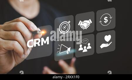 Geschäftsmann, der CRM Customer Relationship Management auf dem virtuellen Bildschirm berührt. Community Marketing, Business Development Concept. Stockfoto