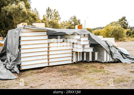Gebäudekonstruktion eines Holzrahmenhauses aus strukturisolierten SIP-Platten. OSB-orientierte Strangplatte, EPS-geschäumtes Polystyrol. Energieeffizient Stockfoto