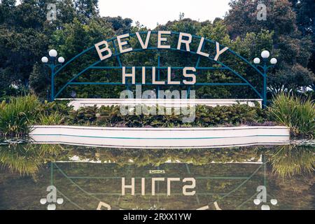 Das Schild „Beverly Hills“ steht majestätisch im Herzen des Beverly Gardens Park Stockfoto