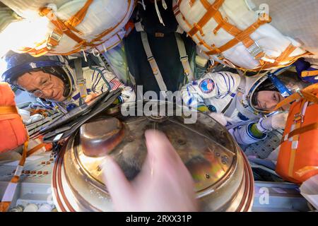 Zhezkazgan, Kasachstan. 27. September 2023. Expedition 69 NASA-Astronaut Frank Rubio, links, und Roscosmos-Kosmonaut Dmitri Petelin, rechts, innerhalb des russischen Sojus MS-23-Raumschiffs, nachdem die Luke bei der Landung geöffnet wurde, am 27. September 2023 in Zhezkazgan, Kasachstan. Die Roscosmos-Kosmonauten Sergey Prokopyev, Dmitri Petelin und NASA-Astronaut Frank Rubio kehrten nach 371 Tagen an Bord der Internationalen Raumstation zurück. Quelle: Bill Ingalls/NASA/Alamy Live News Stockfoto