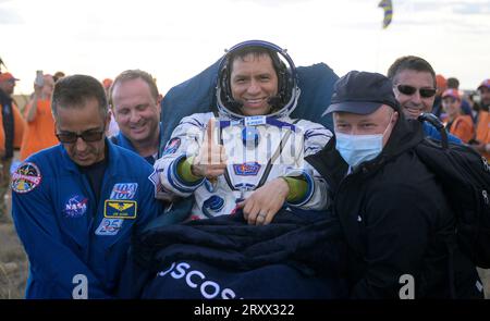 Zhezkazgan, Kasachstan. 27. September 2023. Expedition 69 NASA-Astronaut Frank Rubio lächelt und gibt einen Daumen nach oben, als er kurz nach der Landung am 27. September 2023 in Zhezkazgan, Kasachstan, aus dem russischen Sojus MS-23-Raumschiff geholfen wird. Die Roscosmos-Kosmonauten Sergey Prokopyev, Dmitri Petelin und NASA-Astronaut Frank Rubio kehrten nach 371 Tagen an Bord der Internationalen Raumstation zurück. Quelle: Bill Ingalls/NASA/Alamy Live News Stockfoto