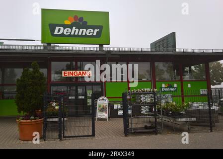Dehner Garten-Center. Dehner ist eine in Deutschland und Österreich vertretene Gartencenter-Kette sowie ein Grosshandels- und Landhandelsunternehmen. Sitz der Unternehmenszentrale ist Rain am Lech *** Dehner Garten Center Dehner ist eine in Deutschland