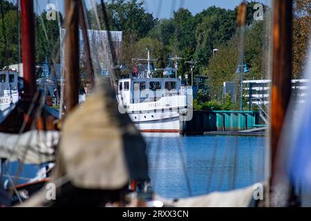 27. September 2023, Mecklenburg-Vorpommern, Greifswald: Historische Segelschiffe liegen bei sonnigem Wetter im Museumshafen in Greifswald. Derzeit gehören mehr als 40 historische Schiffe zum Museumshafen. Während es am Donnerstag spät sommerlich warm und sonnig sein soll, kann es am Wochenende wechselhafter werden. Foto: Stefan sauer/dpa/ZB Stockfoto