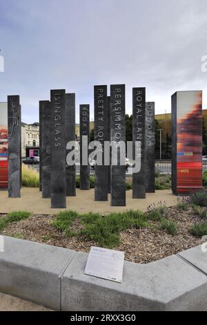 The Nameplates Sculpture vor dem Bahnhof Doncaster, Doncaster Town, South Yorkshire, England, Vereinigtes Königreich Stockfoto