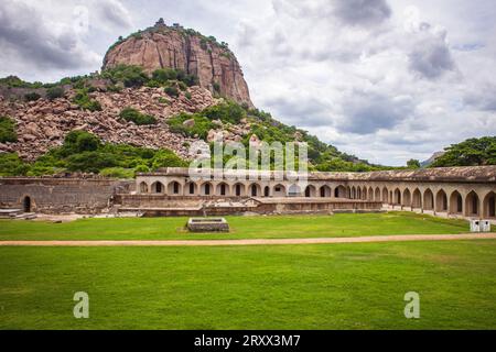 Blick auf den Rajagiri-Hügel und den ausgegrabenen Palast im Gingee Fort Complex im Villupuram-Viertel, Tamil Nadu, Indien. Konzentrieren Sie sich auf Bergfelsen. Stockfoto