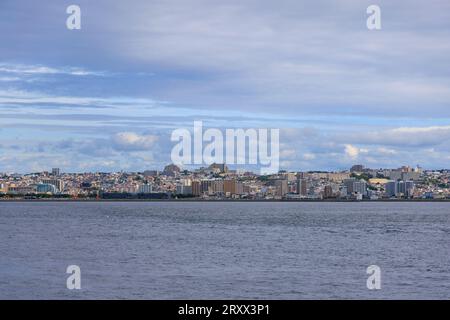 Blick vom Wasser auf Häuser und Wohnhäuser in der kleinen Küstenstadt Stockfoto