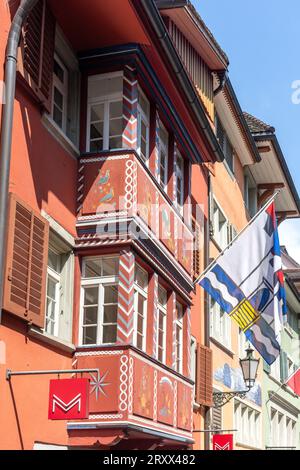 Balkonfassade mit Schweizer Flagge, Augustinergasse, Stadt Zürich, Zürich, Schweiz Stockfoto