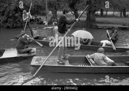 Punting Cambridge auf dem Fluss Cam, Universitätsstudenten haben Spaß auf dem Fluss. Cambridge, Cambridgeshire 1983 1980er Jahre UK HOMER SYKES Stockfoto