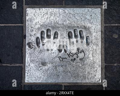 Der Handabdruck des berühmten britischen Schauspielers Sir Ben Kingsley wurde auf dem Gehweg der Allée des Etoiles (Avenue of the Stars) in Cannes, Frankreich, angebracht. Stockfoto