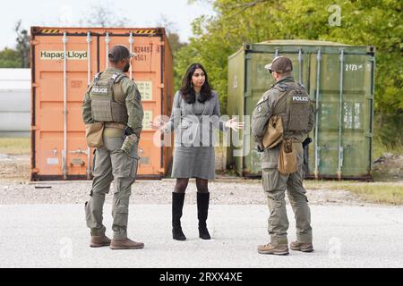 Die Innenministerin Suella Braverman spricht mit den Drogenbekämpfungsagenten während eines Besuchs im Hauptquartier der Drug Enforcement Administration (DEA) in Baltimore, Maryland, um während ihres dreitägigen Besuchs in den USA zu erfahren, wie sie die Opioidkrise bewältigen. Bilddatum: Mittwoch, 27. September 2023. Stockfoto