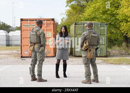 Die Innenministerin Suella Braverman spricht mit den Drogenbekämpfungsagenten während eines Besuchs im Hauptquartier der Drug Enforcement Administration (DEA) in Baltimore, Maryland, um während ihres dreitägigen Besuchs in den USA zu erfahren, wie sie die Opioidkrise bewältigen. Bilddatum: Mittwoch, 27. September 2023. Stockfoto