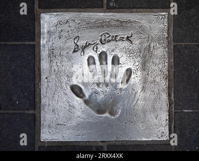 Der Handabdruck des berühmten amerikanischen Regisseurs, Produzenten und Schauspielers Sydney Pollack wurde auf dem Pflaster der Allée des Etoiles (Avenue of the Sta) angebracht Stockfoto