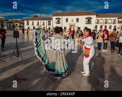 Traditionelle Volkstänzer in einer öffentlichen Show. Tunja Hauptplatz, Boyacá, Kolumbien. Stockfoto