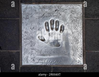 Der Handabdruck des berühmten amerikanischen Schauspielers Anthony Quinn wurde auf dem Gehweg der Allée des Etoiles (Avenue of the Stars) in Cannes, Frankreich, angebracht. Stockfoto
