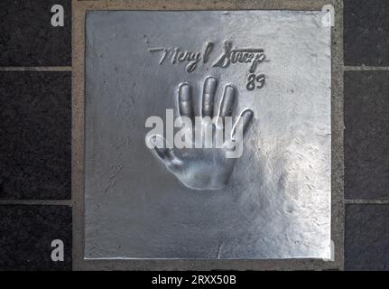 Der Handabdruck der berühmten amerikanischen Schauspielerin Meryl Streep wurde auf dem Bürgersteig der Allée des Etoiles in Cannes, Frankreich, angebracht. Stockfoto