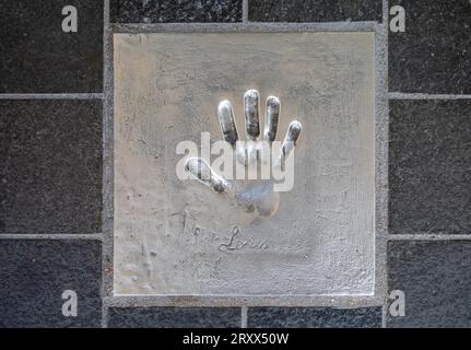 Der Handabdruck der berühmten italienischen Schauspielerin Sophia Loren wurde auf dem Gehweg der Allée des Etoiles (Avenue of the Stars) in Cannes, Frankreich, veröffentlicht. Stockfoto