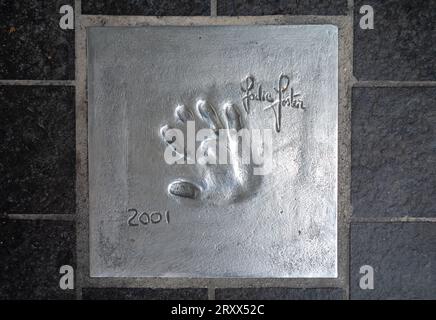 Der Handabdruck der berühmten amerikanischen Schauspielerin und Filmemacherin Jodie Foster wurde auf dem Bürgersteig der Allée des Etoiles in Cannes aufgestellt. Stockfoto