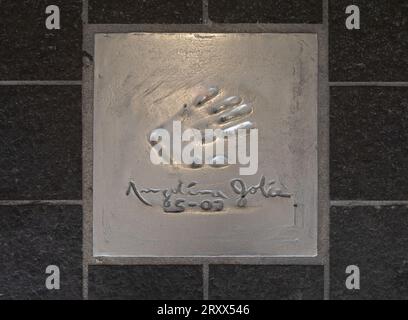 Der Handabdruck der berühmten amerikanischen Schauspielerin und Regisseurin Angelina Jolie, der in den Gehweg der Allée des Etoiles (Avenue of the Stars) in Cannes eingelassen wurde, Stockfoto